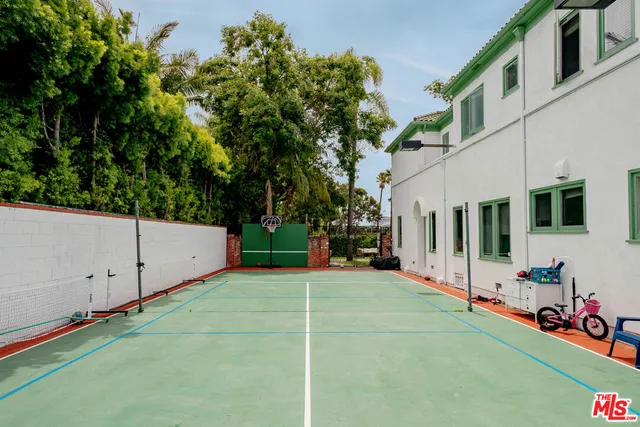 a view of a house with backyard and garden