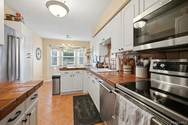 $869,000 | 20 Manors Drive, Jericho, NY 11753