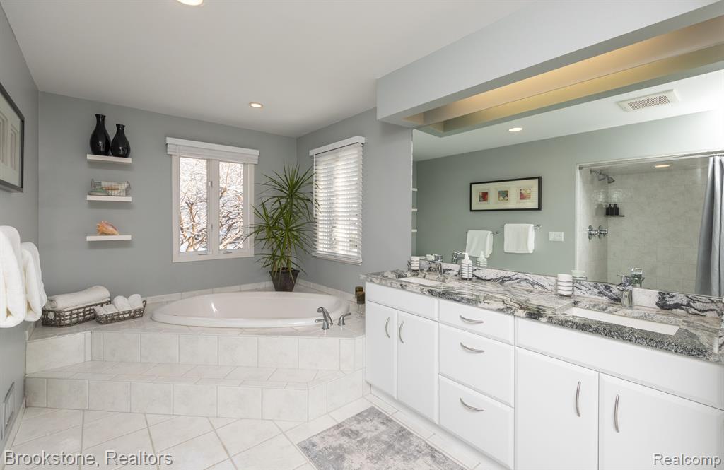 9865 Kingston Ridge Clarkston, MI 48348 - Photo 32 of 47 Gallery Image 32