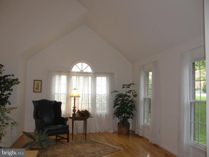 6836 Camus Place Springfield, VA 22152 - Photo 2 of 20 Living Room
