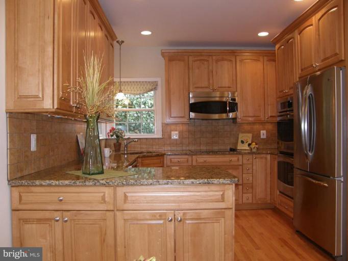 6836 Camus Place Springfield, VA 22152 - Photo 5 of 20 Kitchen