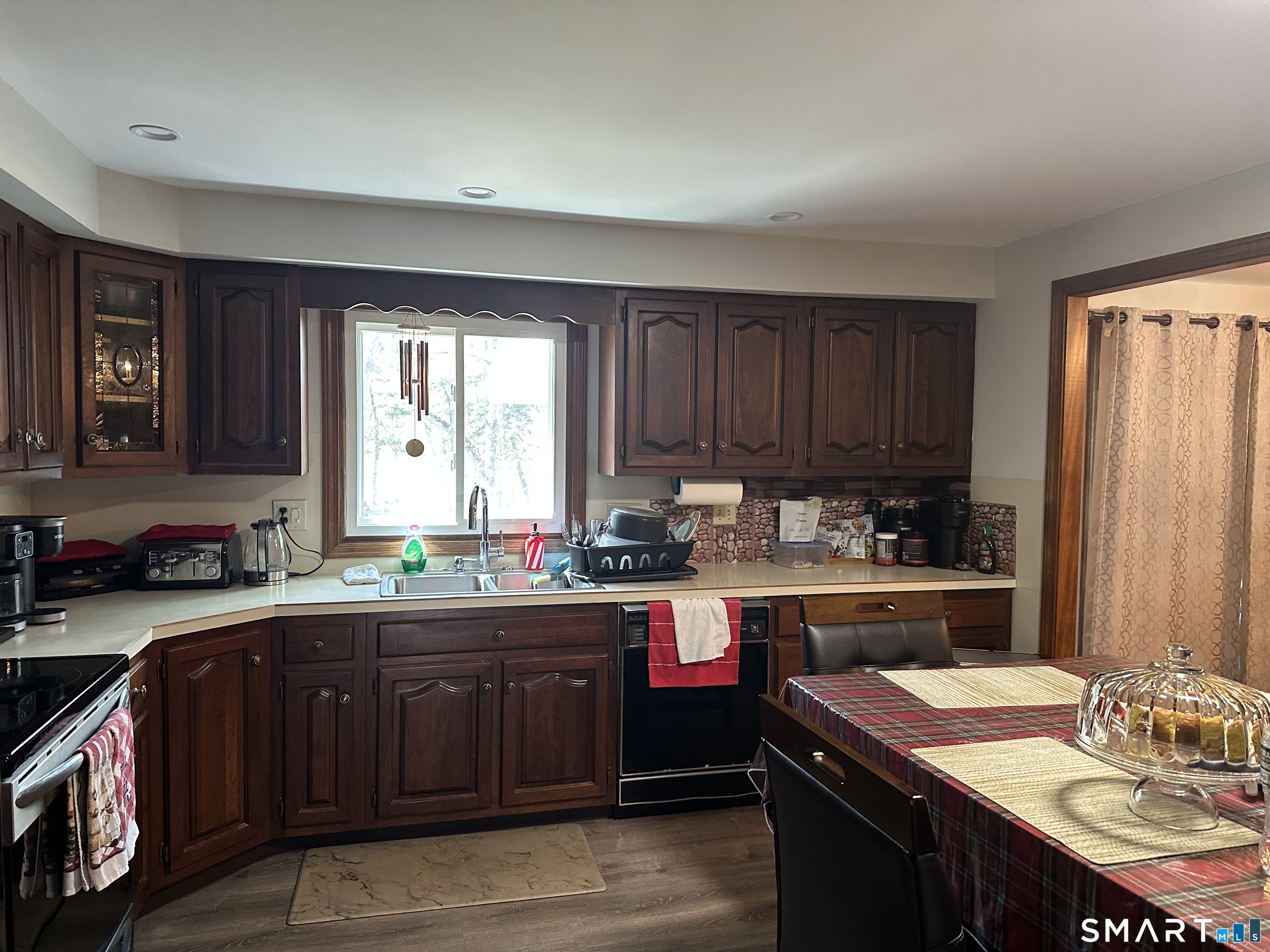 85 Rolling Ridge Road Hamden, CT 06518 - Photo 3 of 13