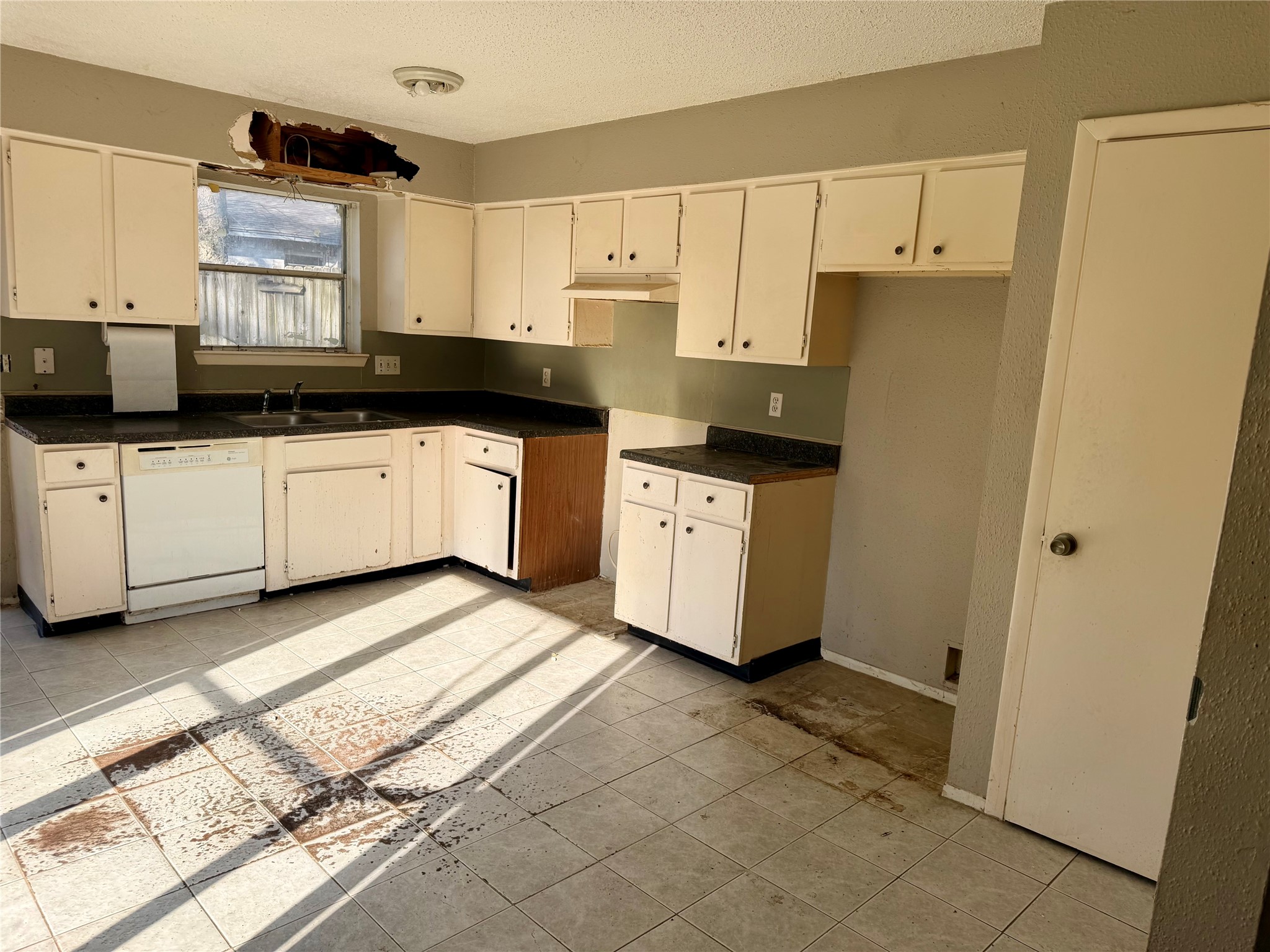 23815 Firegate Drive Spring, TX 77373 - Photo 6 of 21 a kitchen with stainless steel appliances granite countertop a stove a sink and a refrigerator