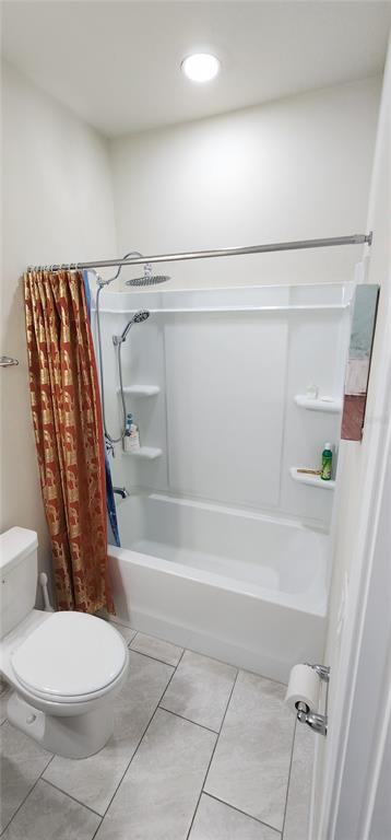 1823 Spring Shower Circle Kissimmee, FL 34744 - Photo 19 of 38 a bathroom with a toilet and a bathtub