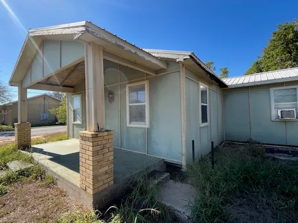 a view of a house with backyard and garden