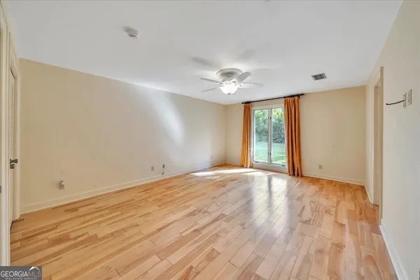 a view of empty room with a ceiling fan