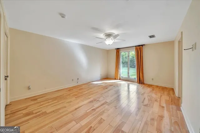 a view of empty room with a ceiling fan