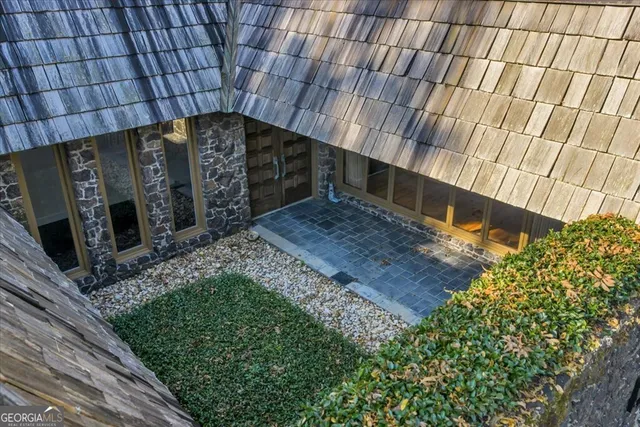 a view of a back yard