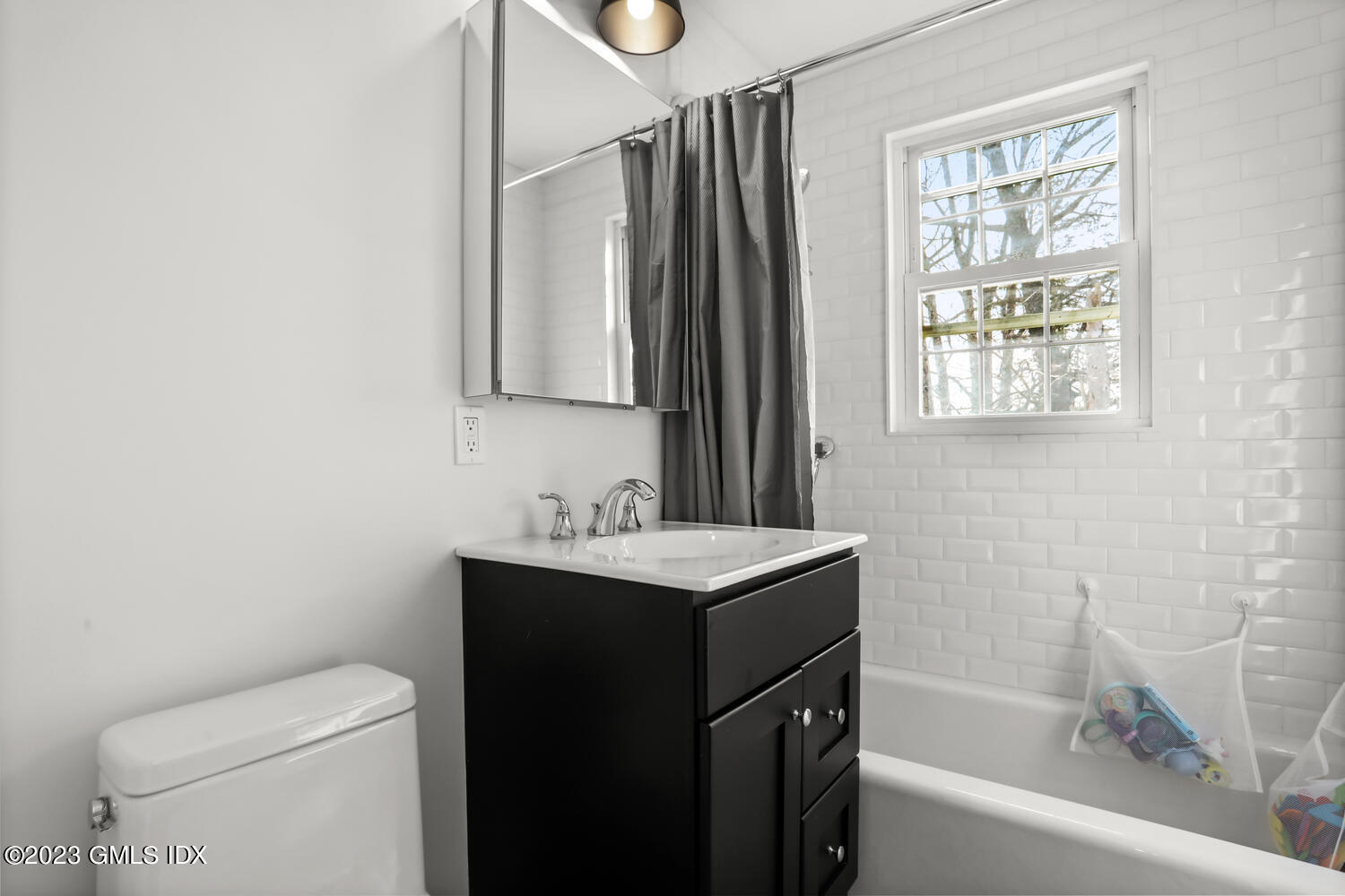 140 Putnam Park, Unit 140 Greenwich, CT 06830 - Photo 12 of 15 a bathroom with a toilet a sink and a bathtub