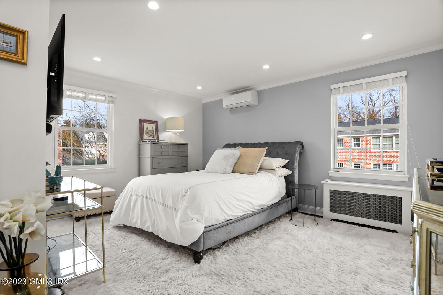 140 Putnam Park, Unit 140 Greenwich, CT 06830 - Photo 8 of 15 a bedroom with a bed and a table