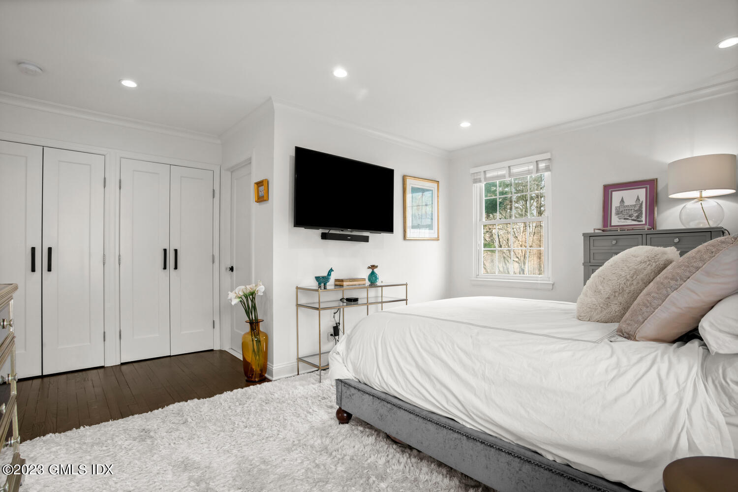 140 Putnam Park, Unit 140 Greenwich, CT 06830 - Photo 9 of 15 a bedroom with a bed and a flat screen tv