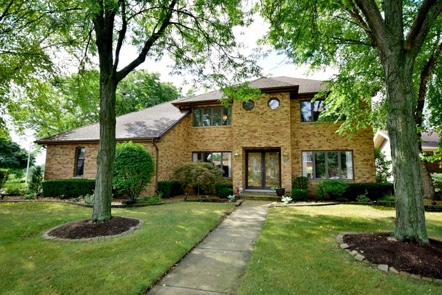 925 Surrey Road Addison, IL 60101 - Photo 1 of 25