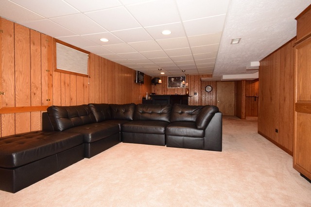925 Surrey Road Addison, IL 60101 - Photo 18 of 25