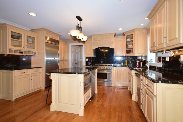 925 Surrey Road Addison, IL 60101 - Photo 6 of 25