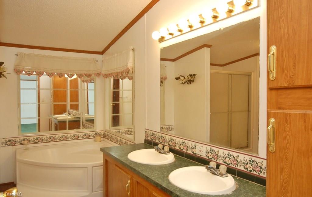 3401 Ridge Road Lexington, NC 27295 - Photo 17 of 30 Master bathroom with dual vanities and garden tub