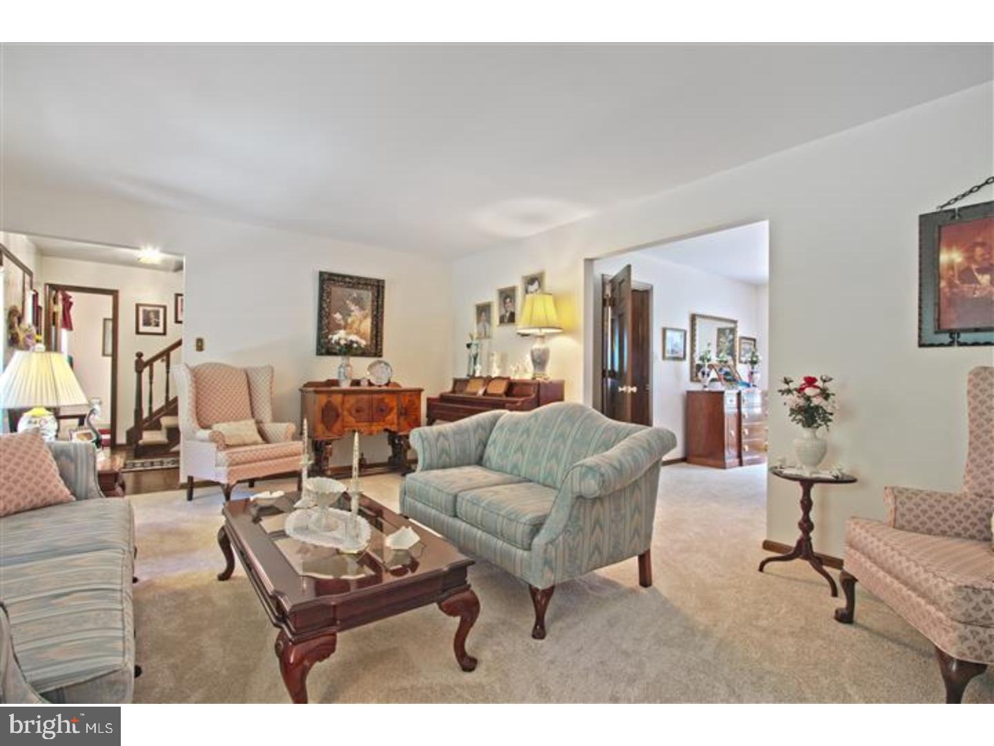 434 Ellisdale Road Chesterfield, NJ 08515 - Photo 2 of 25 Living Room