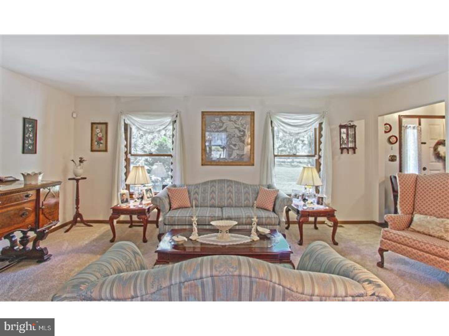 434 Ellisdale Road Chesterfield, NJ 08515 - Photo 3 of 25 Living Room