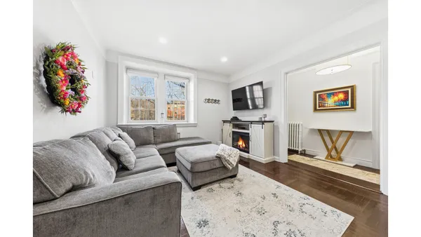 $320,000 | 3814 Johnson Avenue, Unit E | Central Riverdale