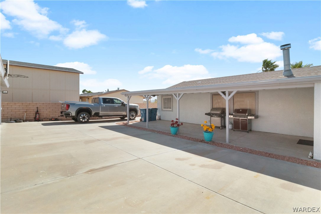 784 Pegasus Ranch Road Bullhead City, AZ 86429 - Photo 77 of 100 Expansive concrete patio area with a covered outdoor living space