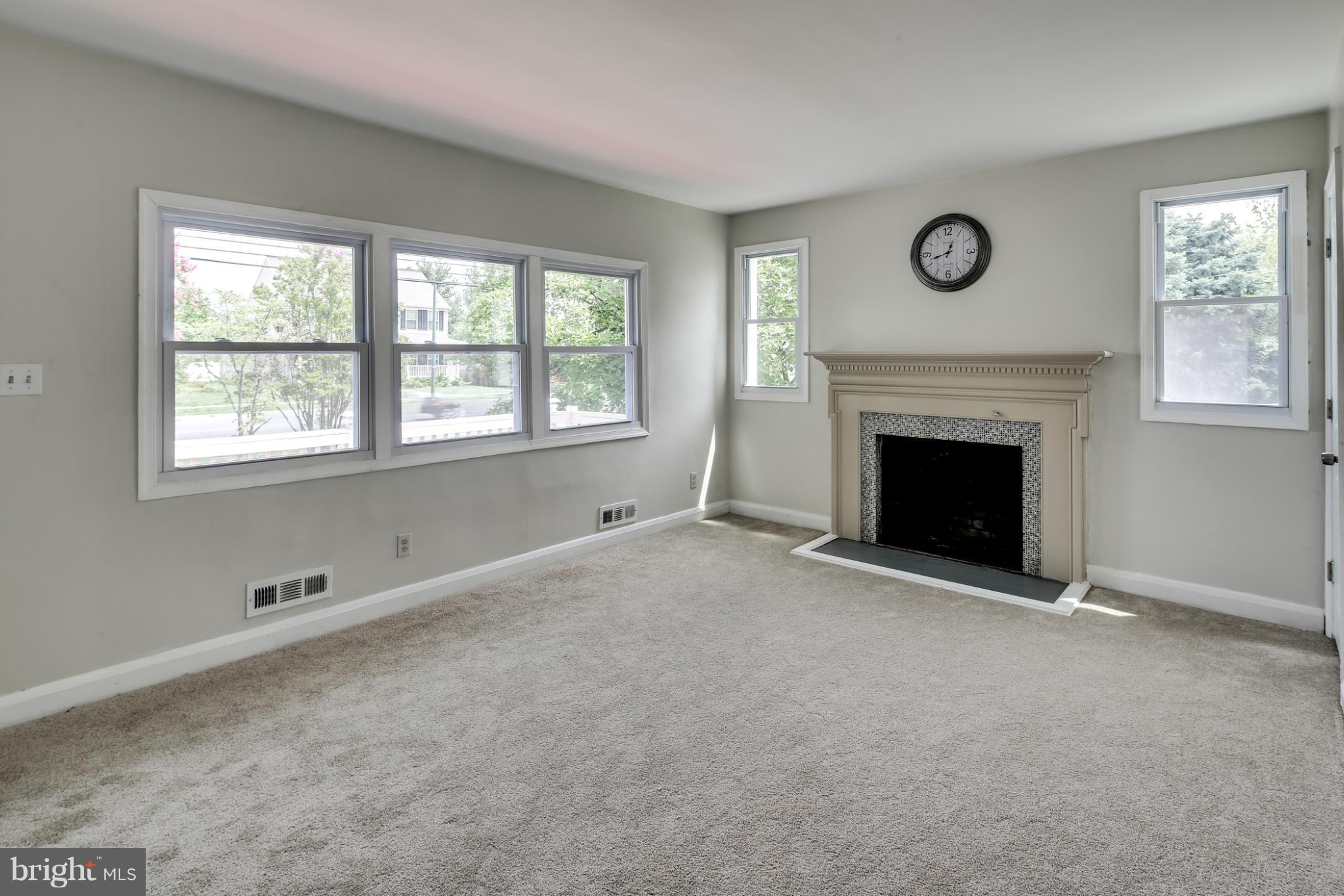 7331 Windsor Mill Road Baltimore, MD 21244 - Photo 3 of 30 Living Room