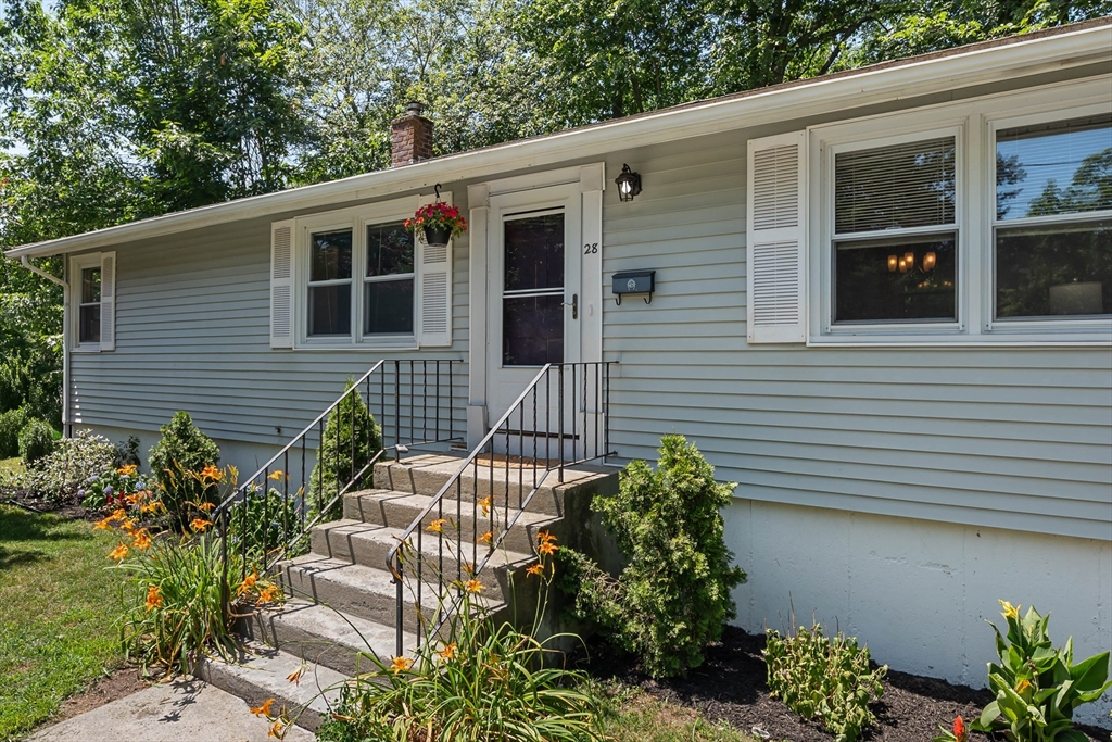 28 Greybert Lane Worcester, MA 01602 - Photo 7 of 35