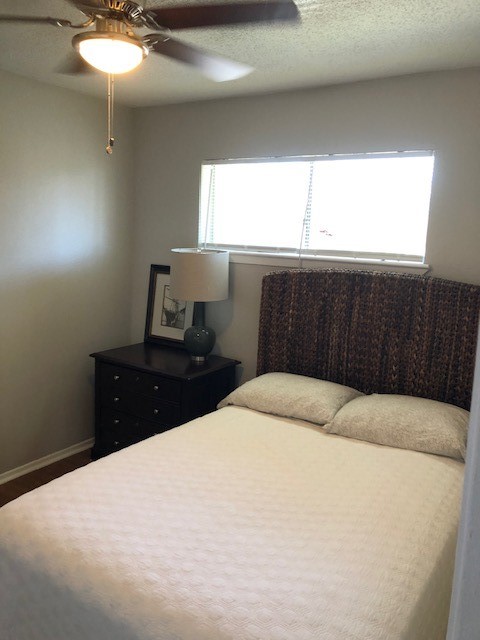 2606 Barbee Street, Unit 7 Houston, TX 77004 - Photo 6 of 8 a bedroom with a bed and a window