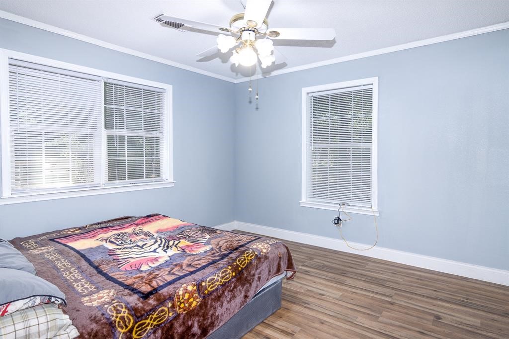 285 Debbies Boulevard Livingston, TX 77351 - Photo 8 of 10 a bedroom with a bed and a window