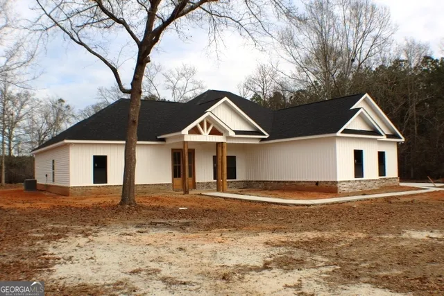 a view of house with a yard