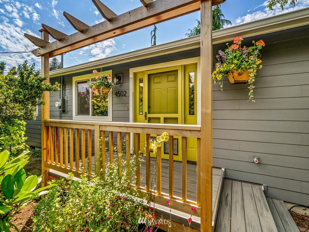4502 Southwest Findlay Street Seattle, WA 98136 - Photo 2 of 26 Gallery Image 2
