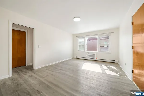 $1,950 | 207 Park Avenue, Unit C1, Rutherford, NJ 07070