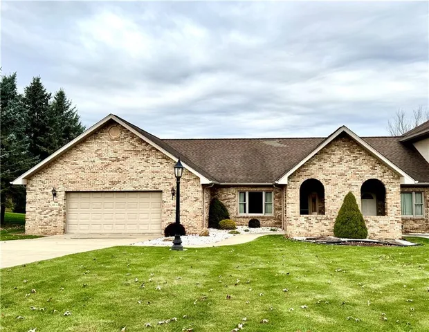 a view of a house with backyard