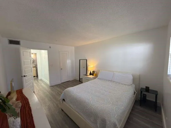 $1,500 | 2200 Taylor Street, Unit 104, Hollywood, FL 33020