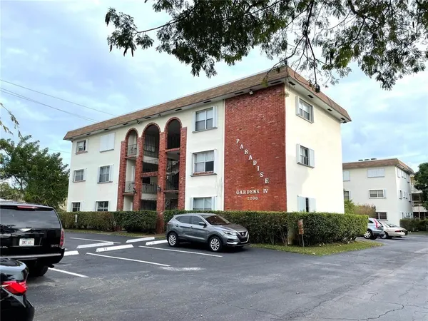 $1,500 | 2200 Taylor Street, Unit 104, Hollywood, FL 33020