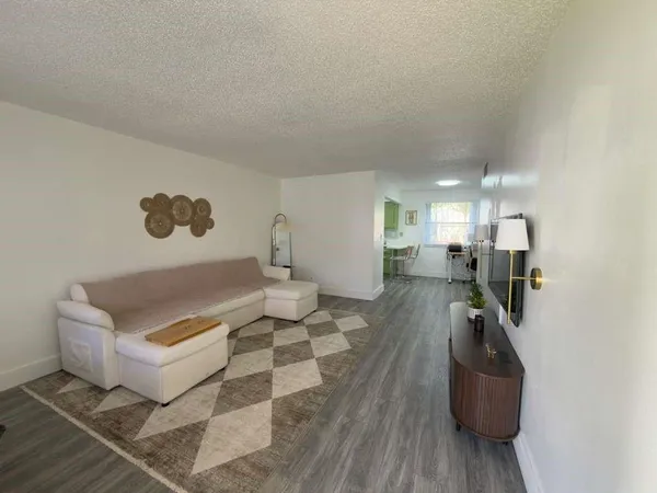 $1,500 | 2200 Taylor Street, Unit 104, Hollywood, FL 33020