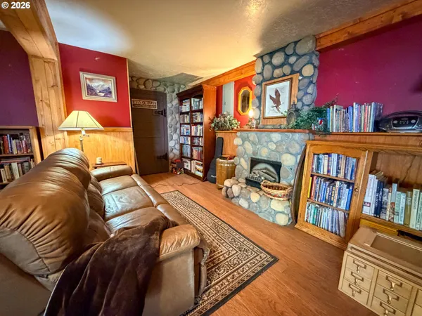 $285,000 | 221 Cottonwood Street, Mount Vernon, OR 97865