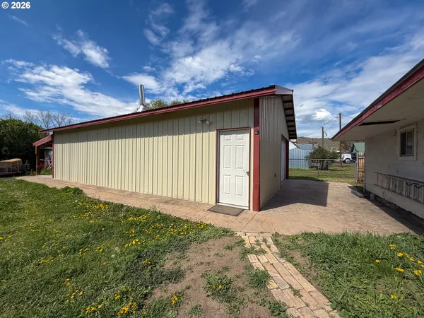 $285,000 | 221 Cottonwood Street, Mount Vernon, OR 97865