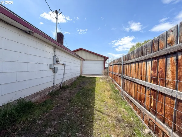 $285,000 | 221 Cottonwood Street, Mount Vernon, OR 97865