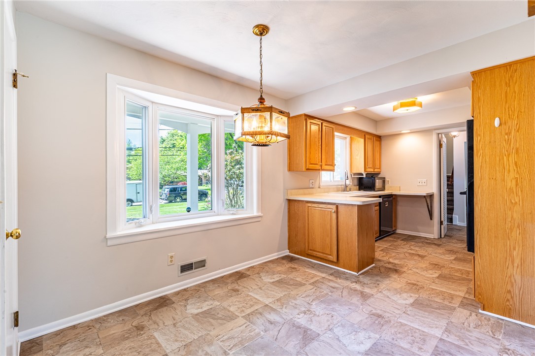 274 Parkview Drive Rochester, NY 14625 - Photo 6 of 41 Eat in kitchen with bay window