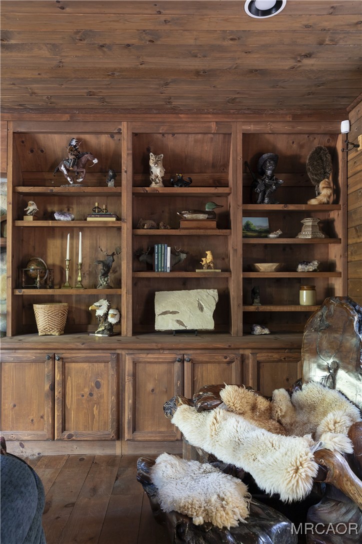 27710 West Shore Road Lake Arrowhead, CA 92352 - Photo 28 of 47 a room with furniture