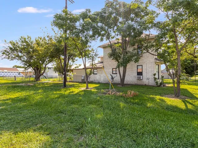 a view of a house with a backyard
