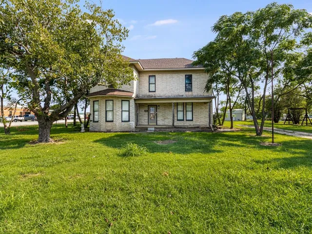a view of a house with a big yard