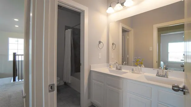 a view of a house with backyard