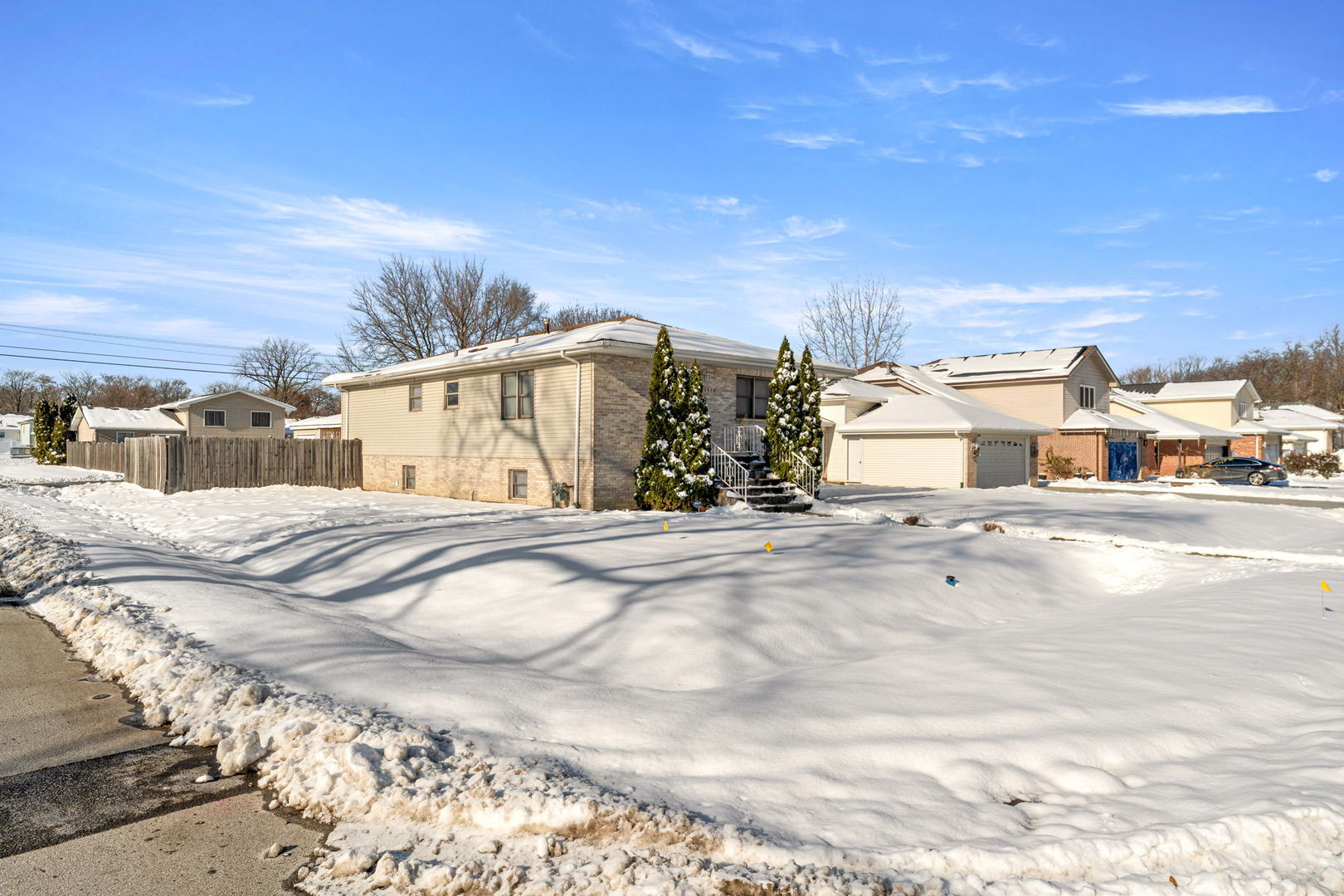 16446 Spaulding Avenue Markham, IL 60428 - Photo 2 of 27 a view of roof and house