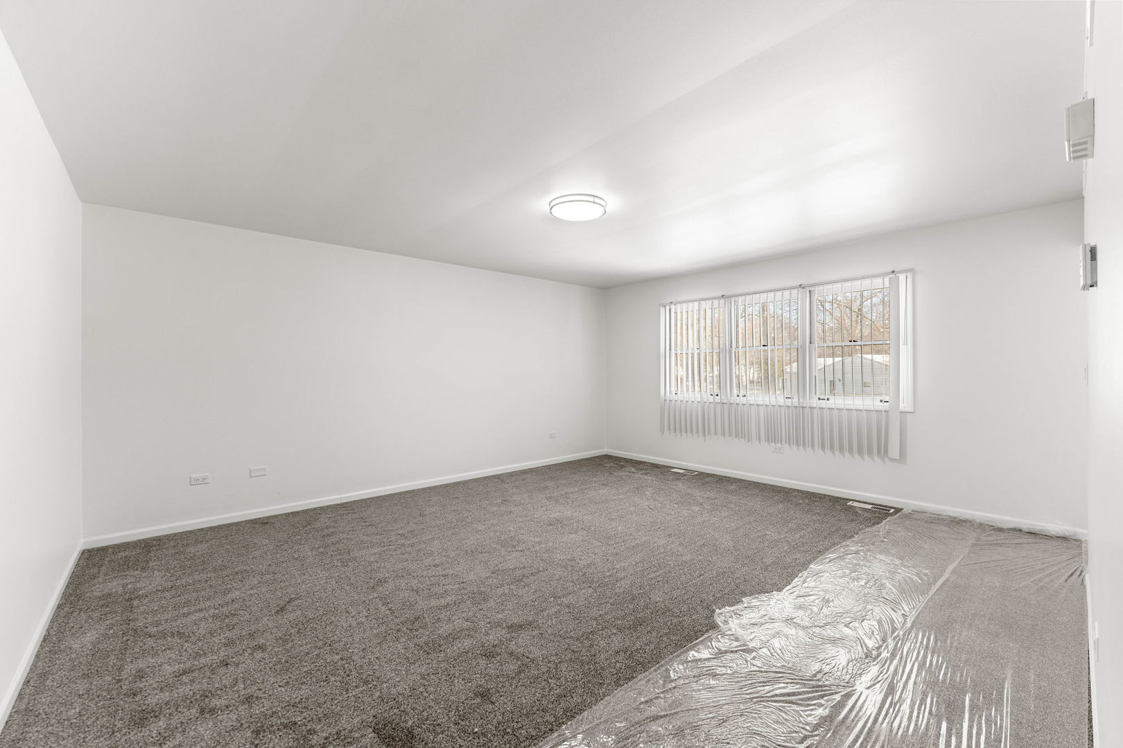 16446 Spaulding Avenue Markham, IL 60428 - Photo 10 of 27 an empty room with a window
