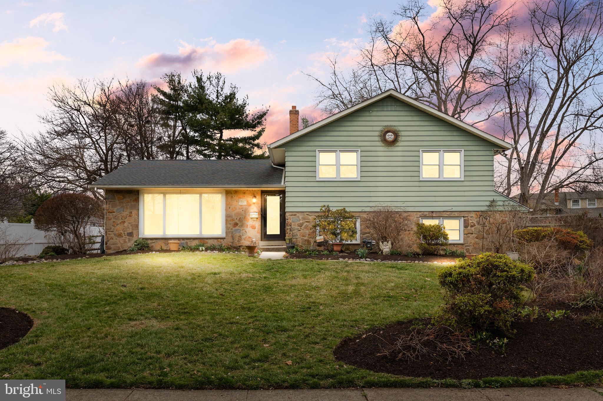 a view of a house with a yard
