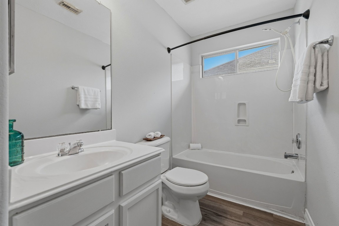 1427 Hade Falls Lane Houston, TX 77073 - Photo 23 of 31 Guest Bath