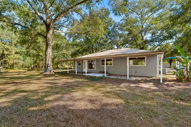 a view of a house with a backyard