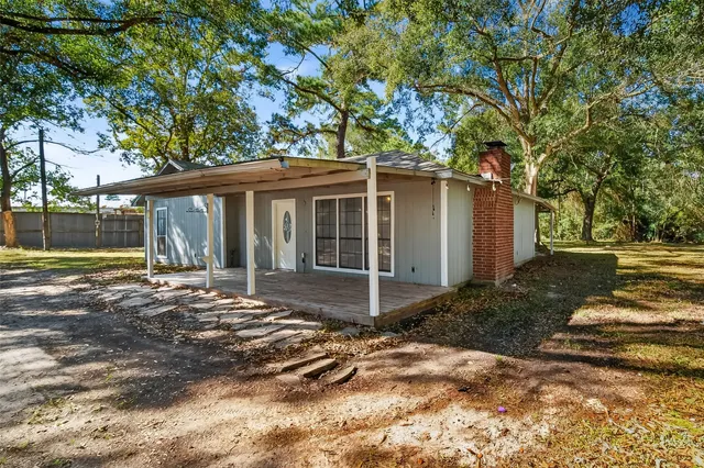 a view of a house with backyard and garden