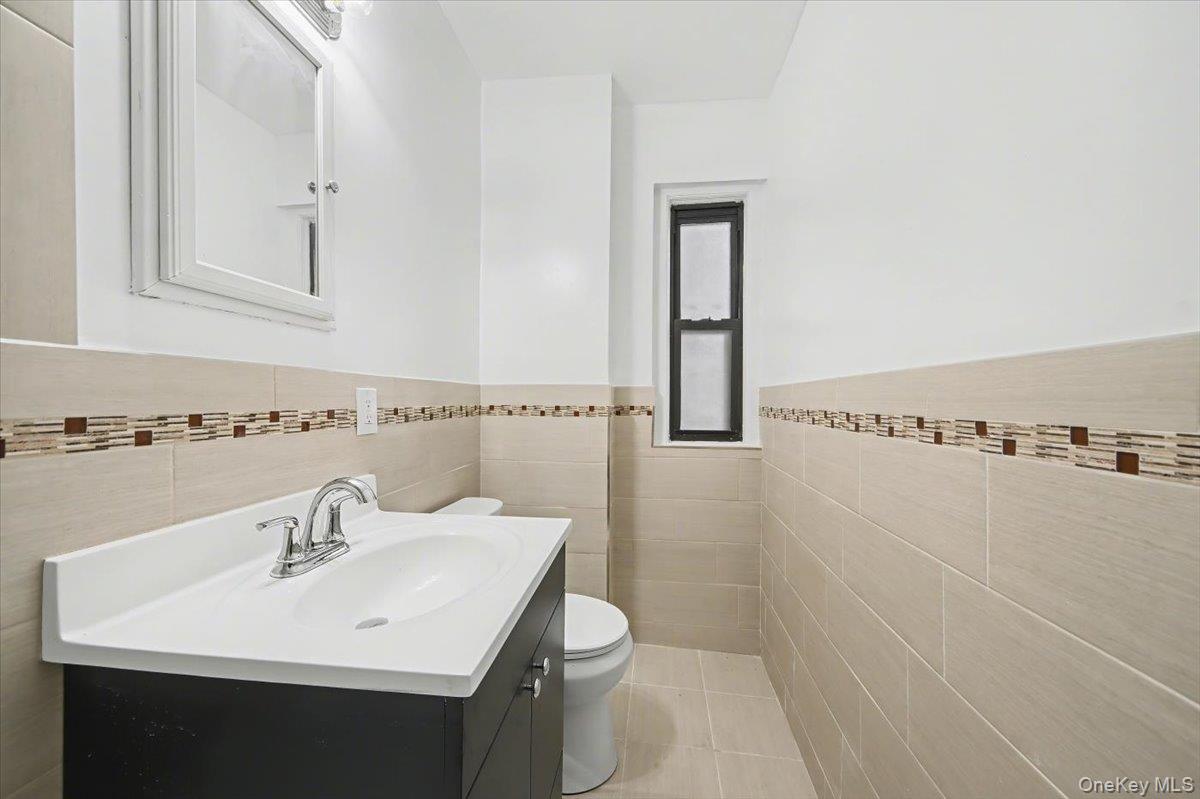 127 Garth Road, Unit 5D Scarsdale, NY 10583 - Photo 13 of 20 a bathroom with a sink a toilet and mirror