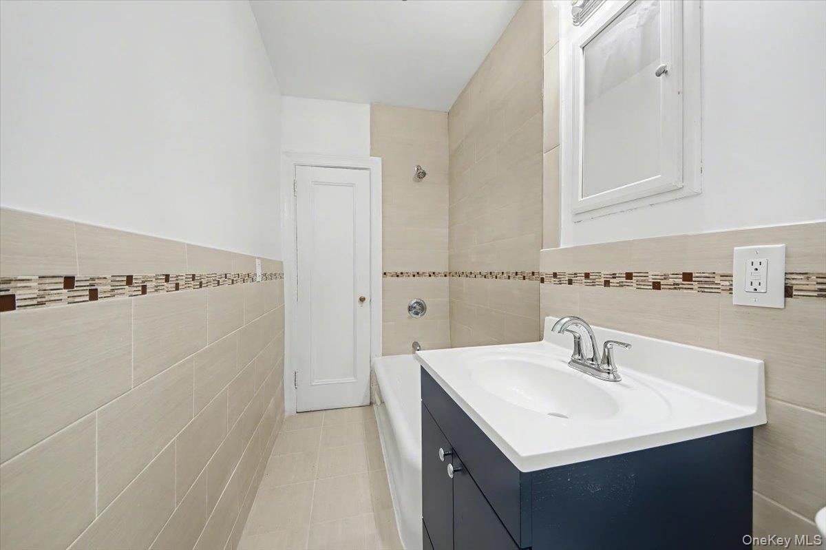 127 Garth Road, Unit 5D Scarsdale, NY 10583 - Photo 14 of 20 a bathroom with a sink a mirror and a vanity